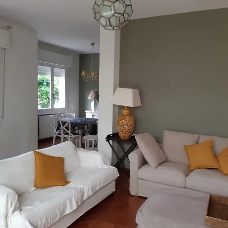 Villa A Dei Marmi *