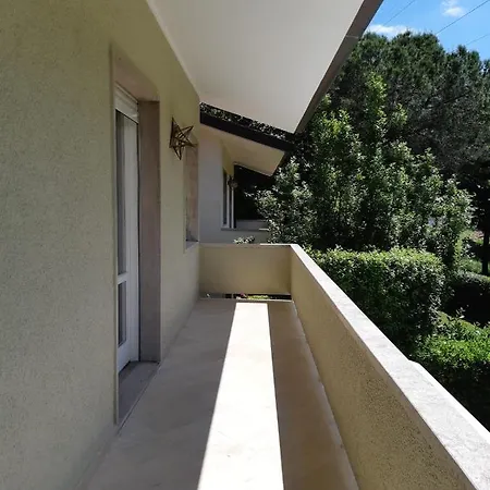 Villa A Dei Marmi *